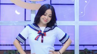 5 Ide OOTD Gaun Selutut ala Chef Marinka, Dijamin Awet Muda Body Goals Terekspos