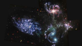 Gambar hasil jepretan Teleskop Luar Angkasa James Webb (JWST) menunjukkan Kuintet Stephan yang terdiri dari lima galaksi yang saling terikat dalam pergerakan hingga menimbulkan tarian kosmik. Kelima galaksi dari Stephan's Quintet ini juga dikenal sebagai Hickson Compact Group 92 (HCG 92), dirilis NASA pada Selasa (12/7/2022). [NASA / ESA / Webb / AFP] 