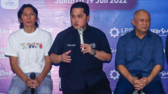 Menteri BUMN Erick Thohir saat launching koperasi Slankops di Jalan Potlot, Jakarta Selatan, Selasa (19/7/2022). [Suara.com/Alfian Winanto]