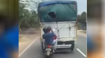 Viral Bajing Loncat Beraksi Gasak Barang dari Truk, Netizen: Miris Akhlak