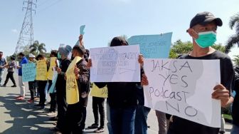 Demo di Kejari Kota Batu Terkait Pelecehan Seksual di SPI, Kejaksaan Diminta Tak Terprovokasi Podcast Deddy Corbuzier