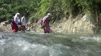 Bikin Trenyuh! Kisah Anak SD di Banjarnegara Sebrangi Sungai Mondo Demi Berangkat ke Sekolah