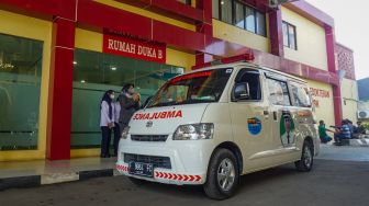 Keluarga menjemput jenazah korban kecelakaan truk tangki Pertamina di RS Polri, Jakarta Timur, Selasa (19/7/2022). [Suaram.com/Alfian Winanto]