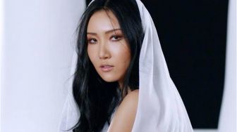 Setelah 4 Tahun, Hwasa MAMAMOO dan Loco Tampak Bersama di Video Somebody