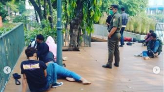 Trotoar Disulap jadi Parkir untuk Bocah SCBD Nongkrong, Citayam Fashion Week di Dukuh Atas Kini Marak Pungli