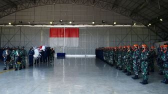 Sejumlah prajurit TNI AU mengusung peti jenazah penerbang Pesawat T-50i Golden Eagle TT-5009 Lettu Pnb Allan Safitra Indra Wahyudi untuk diterbangkan ke Jakarta dari persemayaman Hanggar Skadron Udara 15 Lanud Iswahjudi, Magetan, Jawa Timur, Selasa (19/7/2022).  ANTARA FOTO/Siswowidodo