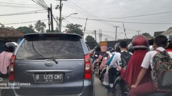 Gara-gara KA Babaranjang Berhenti 25 Menit di Perlintasan Jalan Komarudin, Siswa Terlambat Masuk Sekolah