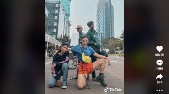 Aksi Vintha Devina Ajarkan Cara Berpose yang Baik ke Anak-Anak Citayam Fashion Week Tuai Pujian Warganet