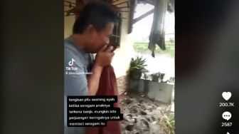 Viral Ayah Tangisi Seragam Sekolah Anak yang Terkena Banjir, Warganet: Nyesek Lihatnya