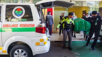 Keluarga Korban Kecelakaan Maut di Cibubur Sambangi RS Polri Untuk Identifikasi Jenazah