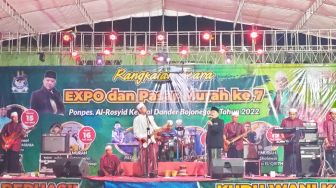Duet Kyai Hibur Santri Dan Pengunjung Expo