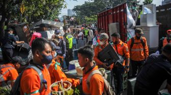 Petugas mengeluarkan barang dari dalam rumah saat penertiban aset milik PT KAI di Jalan Laswi, Bandung, Jawa Barat, Rabu (20/7/2022).  ANTARA FOTO/Raisan Al Farisi
