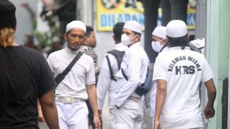 Pendukung Rizieq Shihab berada di Petamburan III, Jakarta, Rabu (20/72022).  ANTARA FOTO/Muhammad Iqbal
