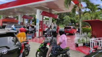BBM Pertalite Langka, Sejumlah Pengendara Motor dan Mobil Antre di Sejumlah SPBU Bogor
