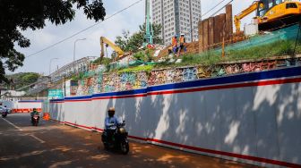 Suasana sekitar TKP kebocoran gas di proyek revitalisasi Halte Transjakarta Cawang, Jakarta Timur, Rabu (20/7/2022). [Suara.com/Alfian Winanto]