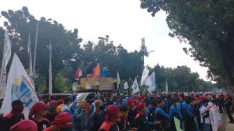 Dukung Banding Putusan PTUN Soal UMP, Buruh Bernyanyi: Anies Kamu Enggak Sendirian