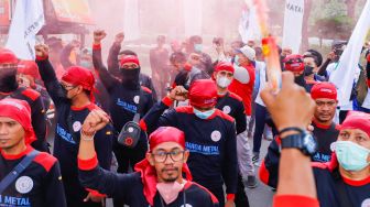 Massa buruh melakukan aksi unjuk rasa di depan Balai Kota DKI Jakarta, Jakarta Pusat, Rabu (20/7/2022). [Suara.com/Alfian Winanto]