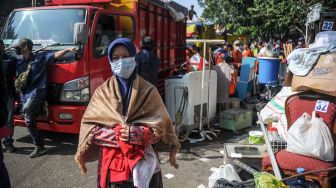 Seorang warga berada di antara barang yang akan dinaikkan ke dalam truk saat penertiban aset milik PT KAI di Jalan Laswi, Bandung, Jawa Barat, Rabu (20/7/2022). ANTARA FOTO/Raisan Al Farisi