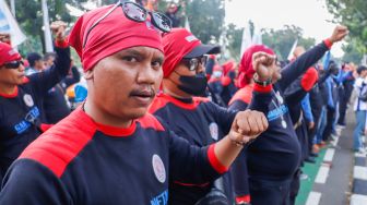 Massa buruh melakukan aksi unjuk rasa di depan Balai Kota DKI Jakarta, Jakarta Pusat, Rabu (20/7/2022). [Suara.com/Alfian Winanto]