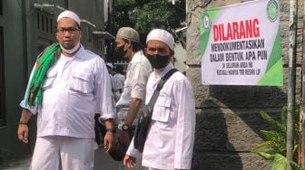 Habib Rizieq Bebas, Spanduk Larangan Dokumentasi Terpasang di Pintu Masuk Gang Petamburan