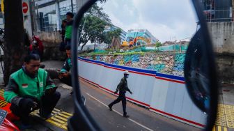 Suasana sekitar TKP kebocoran gas di proyek revitalisasi Halte Transjakarta Cawang, Jakarta Timur, Rabu (20/7/2022). [Suara.com/Alfian Winanto]