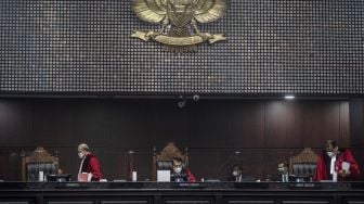 Suasana sidang putusan uji materi Undang-Undang Nomor 35 Tahun 2009 tentang Narkotika terhadap UUD 1945 dengan pemohon Dwi Pertiwi, Santi Warastuti, Nafiah Murhayanti, Perkumpulan Rumah Cemara, Institute for Criminal Justice Reform (ICJR), dan Perkumpulan Lembaga Bantuan Hukum Masyarakat atau Lembaga Bantuan Hukum Masyarakat (LBHM) di Ruang Sidang Gedung MK, Jakarta, Rabu (20/7/2022). ANTARA FOTO/Aprillio Akbar