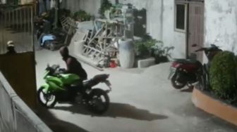 Disatroni saat Korban Baru Pindah Rumah, Komplotan Maling di Cengkareng Terekam CCTV Curi Motor Ninja dan NMAX