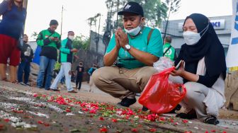 Keluarga korban dan warga sekitar saat menggelar aksi tabur bunga di Jalan Transyogi Cibubur, Bekasi, Jawa Barat, Rabu (20/7/2022). [Suara.com/Alfian Winanto]