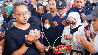 Keluarga korban dan warga doa bersama sebelum aksi tabur bunga di Jalan Transyogi Cibubur, Bekasi, Jawa Barat, Rabu (20/7/2022). [Suara.com/Alfian Winanto]