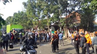 Ditempati Puluhan Tahun, Rumah Warga di Bandung Dikosongkan Secara Paksa PT KAI, Warga Bersitegang dengan Petugas