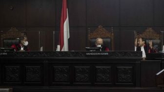 Suasana sidang putusan uji materi Undang-Undang Nomor 35 Tahun 2009 tentang Narkotika terhadap UUD 1945 dengan pemohon Dwi Pertiwi, Santi Warastuti, Nafiah Murhayanti, Perkumpulan Rumah Cemara, Institute for Criminal Justice Reform (ICJR), dan Perkumpulan Lembaga Bantuan Hukum Masyarakat atau Lembaga Bantuan Hukum Masyarakat (LBHM) di Ruang Sidang Gedung MK, Jakarta, Rabu (20/7/2022). ANTARA FOTO/Aprillio Akbar