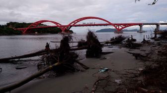 Warga memancing ikan di kawasan Jembatan Merah Youtefa, Jayapura, Papua, Selasa (19/7/2022).ANTARA FOTO/Sakti Karuru