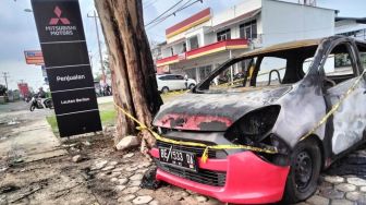 Mobil Ayla Terbakar di Jalinsum Kalianda, Pengendara Alami Luka Serius