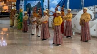 Sambut Hari Anak Nasional, Bandara Sultan Hasanuddin Gelar Parade Budaya Hibur Penumpang