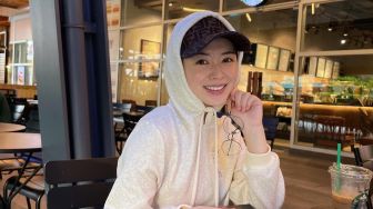 6 Potret Ayana Moon Lepas Hijab di Korea, Kenakan Topi dan Jaket Hoodie