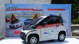 Toyota Bawa 11 Mobil Listrik ke Batu Hoda Beach