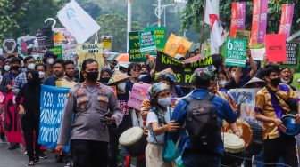 Aktivis lingkungan dari berbagai daerah melakukan aksi unjuk rasa di Jakarta, Kamis (21/7/2022). [Suara.com/Alfian Winanto]