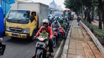 Sejumlah kendaraan bermotor melintas di Jalan MT Haryono, Jakarta Timur, Kamis (21/7/2022). [Suara.com/Alfian Winanto]