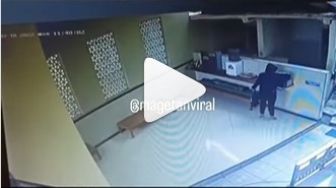 Detik-detik Aksi Perempuan Cantik Curi Uang Kotak Amal di Masjid Magetan Terekam CCTV