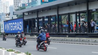 Penumpang menunggu kedatangan bus TransJakarta di Halte Tosari, Jakarta Pusat, Kamis (21/7/2022). [Suara.com/Alfian Winanto]