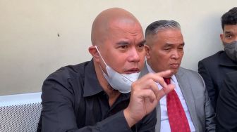 Ahmad Dhani saat ditemui di Pengadilan Agama (PA) Jakarta Selatan, Kamis (21/7).   [Suara.com/Adiyoga]
