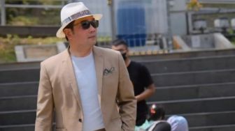 Tak Mau Kalah dari Citayam Fashion Week, Ridwan Kamil Bergaya di Braga Fashion Week
