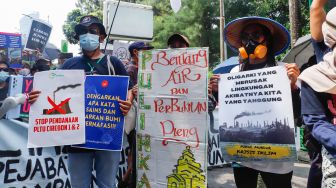 Aktivis lingkungan dari berbagai daerah melakukan aksi unjuk rasa di Jakarta, Kamis (21/7/2022). [Suara.com/Alfian Winanto]