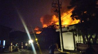 Diduga Konsleting Listrik, Pabrik Pengolahan Pupuk di Mranggen Terbakar