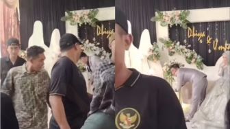 Resmi Nikah, Pasangan Pengantin Ini Dapat Kado Kambing dari Teman-temannya