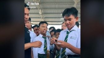 Viral Video Anak SD Tampak Tegang Saat Belajar Pasang Kondom Pada Alat Peraga