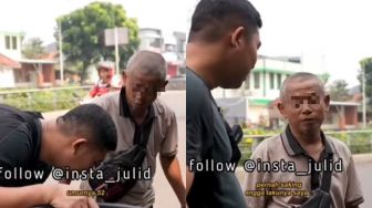 Viral, Kisah Pria Paruh Baya Berjualan Ember Keliling, Dagangan di Panggul di Atas Kepala