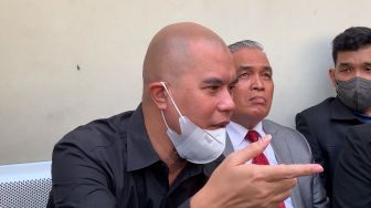 Ahmad Dhani saat ditemui di Pengadilan Agama (PA) Jakarta Selatan, Kamis (21/7).   [Suara.com/Adiyoga]
