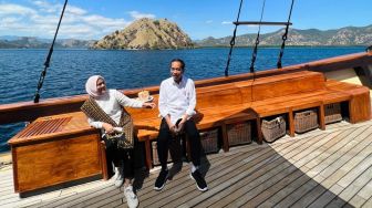 Saat Jokowi dan Iriana Berfoto bak Pre Wedding di Kapal Pinisi