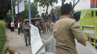 Satpol PP Bogor Mulai Bersih-bersih, Puluhan Reklame Hingga Spanduk Liar Dicopot Paksa